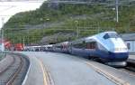 Eben ist die Doppeleinheit 73 004 / 73 109 Bergen - Oslo am 14.06.2006 in den Bahnhof Myrdal eingefahren, links das Gleis der Flambahn.