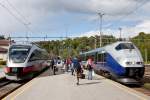 Fliegender Anschluss in Dombås:   NSB Regiontog 2344 (Åndalsnes > Dombås), geführt von einem Neigetalent der Reihe 93 ist vor wenigen Minuten an seinem Endbahnhof angekommen und