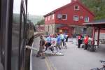 aufgenommen am 7.8.2008
Ankunft in Myrdal, bergang zur Strecke Oslo-Bergen der Schwedischen Staatsbahn,
ein kleiner vertrumter Bahnhof,
viele fahren mit der Flam-Bahn bid hierher und wagen die Abfahrt nach Flam mit dem Mountain-Bike.