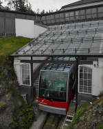 Einfahrt der Fløibahn in die Bergstation auf dem 320 m ü.d.M. liegenden Fløyen (Bergen, 21.08.2015).
