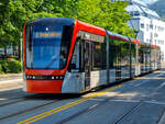 Bergen Bybanen Zug 233 mit der Linie 1 nach Bergen sentrum / Byparken kurz vor der Endstation, 16.06.2023.