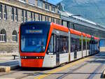 Bergen Bybanen Zug 222 mit der Linie 1 nach Bergen sentrum / Byparken in der Station Nonneseter (Bergen stasjon), 16.06.2023.