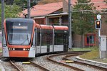 BERGEN (Provinz Hordaland), 10.09.2016, Wagen 211 als Linie 1 der bybanen (Stadtbahn) nach Birkelandskriftet bei der Einfahrt in die Haltestelle Fantoft