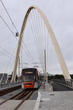 BERGEN (Provinz Hordaland), 10.09.2016, Wagen 218 als Linie 1 der bybanen (Stadtbahn) nach Byparken nach der Ausfahrt aus der Haltestelle Birkelandsskriftet