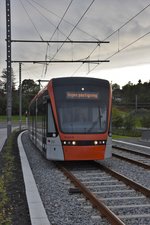 BERGEN (Provinz Hordaland), 10.09.2016, Wagen 213 der bybanen (Stadtbahn) bei der Einfahrt in die Haltestelle Birkelandsskriftet, ab dort fährt er dann als Linie 1 nach Byparken