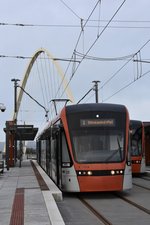 BERGEN (Provinz Hordaland), 10.09.2016, Wagen 205 der bybanen (Stadtbahn) in der Endhaltestelle Birkelandsskriftet