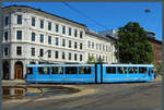 Am Solli plass quert die Straßenbahnen einen mitten im Kreisverkehr errichteten Brunnen. Tw 122 ist dort am 28.05.2023 als Linie 12 unterwegs.