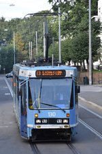 OSLO (Provinz Oslo), 06.09.2016, Wagen 130 als Linie 13 nach Grefsen stasjon bei der Einfahrt in die Haltestelle Skillebekk 