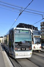 OSLO (Provinz Oslo), 12.09.2016, Wagen 154 als Linie 13 nach Bekkestua in der Haltestelle Solli