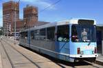 OSLO (Provinz Oslo), 01.06.2018, Wagen 131 als Tramlinie 12 nach Kjelsås in der Haltestelle Aker Brygge; im Hintergrund das imposante Rathaus der norwegischen Hauptstadt