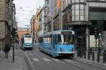 Fahrzeug 134 (Serie II) und eine Heckansicht von Fahrzeug 117 (Serie I), beide jedoch von ABB Strømmen gebaut, am 24.8.2022 in der Prinsens gate.