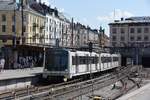 OSLO (Provinz Oslo), 02.06.2018, Linie 1 der T-bane nach Frognerseteren bei der Einfahrt in den Bahnhof Majorstuen