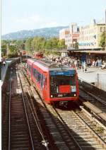 Vom T 2000 wurden von A/S Oslo Sporveier gerade 12 Fahrzeuge angeschafft. Sie besitzen sowohl einen Dachstromabnehmer fr die Vorortbahnen im Westen als auch einen seitlichen Stromabnehmer fr die Stromschienen des Vollmetronetzes. Der Tw 2012 wurde am 12.09.2002 in Majorstuen aufgenommen. Aus irgend einem Grund wendete dieser Zug der Linie 1 in Majorstuen. Im Hintergrund sieht man die Schanze am Holmenkollen.