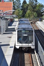 OSLO (Provinz Oslo), 08.09.2016, Wagen 3123 als Linie T1 nach Bergkrystallen in der Haltestelle Holmenkollen