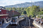 OSLO (Provinz Oslo), 08.09.2016, Wagen 33113 als Linie T5 nach bei der Einfahrt in die Haltestelle Majorstuen; im Hintergrund die Skisprungschanze Holmenkollen, zu der man von von dieser Haltestelle