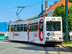 Straßenbahn Trondheim Zug 94 auf der Linie 9 nach Lian beim Verlassen der Starthaltestelle St.