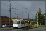 Tw 99 der Straßenbahn Trondheim rollt am 26.05.2023 am Betriebshof Munkvoll vorbei Richtung Innenstadt. Hier befindet sich auch das örtliche Straßenbahnmuseum.