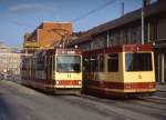 Die Tw 11 und 5 treffen Anfang Mai 1988 in der Trondheimer Innenstadt aufeinander. Die ziemlich kantigen Fahrzeuge stammen von Linke-Hoffmann-Busch, ähnliche Triebwagen verkehren auch in Braunschweig. 