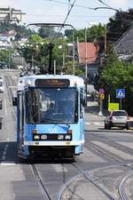 OSLO (Provinz Oslo), 02.06.2018, Wagen 103 als Tramlinie 11 nach Majorstuen bei der Einfahrt in die Haltestelle Storo T-bane