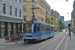 Fahrzeug 101 vom Typ Duewag/ABB Strømmen SL-79/I, als Fahrzeug der ersten Serie bei Duewag in Düsseldorf gebaut, am 24.8.2022 auf der Linie 13 in der Prinsens gate. Es handelt sich hierbei um das erste ausgelieferte Fahrzeug des Typs SL-79, hat jedoch bereits die neu gestalteten Lampen erhalten