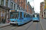 Fahrzeug 121 und eine Heckansicht von Fahrzeug 109, beide vom Typ Duewag/ABB Strømmen SL-79/I am 24.8.2022 in der Prinsens gate. Im Unterschied zu Fahrzeug 121 wurde die 109 noch direkt bei Duewag in Düsseldorf gebaut.