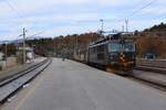 Am 07.10.2019 durchfährt EL 14 2170 mit einem Güterzug den Bahnhof Dombås in Richtung Oslo.