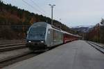 Von den vier Zügen die tagsüber zwischen Oslo und Trondheim verkehren wird ein Zugpaar mit EL 18 und Reisezugwagen anstatt BM 73 gefahren.