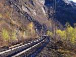 Blick vom Bahnbergang in Richtung Katterat, die Bahn macht im Gegensatz zum Wanderweg einen groen Bogen, um nicht ber das tiefeingeschnittene Hundsdalen zu mssen, hier auch wieder ein Stck ohne