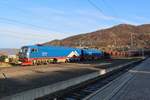 Hoch im Norden sind die stärksten und größten E-Loks europas zuhause. Am 10.10.2019 ist ein voller Erzzug aus Kiruna in Narvik angekommen und durchfährt den Bahnhof in Richtung Hafen.