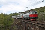 Am 01.06.2015 fuhr SSRT Rc6 1335 mit IC 96 (Boden C - Narvik) am Friedhof von Narvik in den Endbahnhof ein.