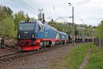 Ausfahrt von LKAB IORE 120  KAISEPAKTE  und LKAB IORE 116  STORDALEN  am 01.06.2015 mit einem leeren Erzzug aus dem Bahnhof von Narvik gen Kiruna.