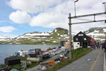 Die Bergenbahn fürht über die größte Hochebene Europas, die Hardangervidda. Sie gehört zu einer der abgelegensten Orte in Norwegen. Der höchste Bahnhof der Bahn ist Finse auf 1222m Höhe, wo selbts im Sommer noch Schnee liegt. Aufnahmedatum: 30.07.2017