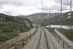 Blick aus dem letzten Wagen eines REG nach Bergen auf die unwirkliche Hochebene bei Finse. Aufnahmedatum: 30.07.2017