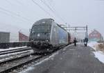 Norwegen und seine wilde Natur. Reg 61 wird am 03.10.2019 in Finse von einem kurzen aber heftigen Schneeschauer überrascht. Hier oben am Scheitelpunkt der Bergenbahn auf 1222m Höhe selbst Anfang Oktober keine Seltenheit.