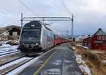 Am 03.10.2019 erreicht 18 2247 mit Reg 63 aus Oslo den Bahnhof Finse und wird ihre Fahrt in Richtung Bergen fortsetzen.