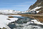 Wilde Natur, einsame Landschaften und Schnee bis in den Sommer. Das ist Norwegen. Selbst Anfang Juni liegt bei Finse auf über 1200m Höhe noch reichlich Schnee. Am 04.06.2022 ist El 18 2256 mit dem Reg 62 Bergen-Oslo zwischen Finse und Haugastøl unterwegs. Dabei wird die beeindruckende Hardangervidda überquert.