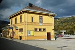 ÅL (Provinz Buskerud), 09.09.2016, das Bahnhofsgebäude des Städtchens an der Bergenbahn -- aus dem Zug fotografiert
