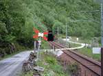 Bahnbergang zwischen Berekvam und Blomheller, hier reicht ein einfaches Andreaskreuz, die zugelassene Hchstgeschwindigkeit betrgt bergauf 40 km/h, bergab 30 km/h, die Zge sind mit 5 Bremssystemen