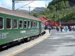 Personenzug mit 17 2228 und 17 2231 ist am 14.06.2006 eben von Flam in Myrdal angekommen.