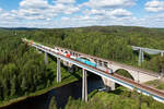 Den Abschluss der Nordfahrer am Vormittag des 17.06.2022 bildet der zweite Arctic Rail Express (41908) nach Narvik, welcher gerade die 1994 eröffnete dritte Brücke der Tallbergsbroarna bei Nyåker befährt.