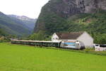 Norwegen  Der von den Lokomotiven 2250 und 2252 der Fl�mbahn gezogene Pendelzug Myrdal–Fl�m beendet seine Abfahrt und erreicht das Dorf Fl�m.