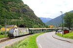 Norwegen  Der von den Lokomotiven 2251 und 2253 der Fl�mbahn gezogene Pendelzug Fl�m - Myrdal beendet seine Abfahrt und verlasst das Bahnhof Fl�m.