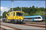 24.Mai 2024  GTW 08 verlässt den Bahnhof Wettmanstätten richtung Predimg Wieselsdorf. Im Vordergrund wartet ein Nagelneues Fahrzeug von Windhoff auf seine Zulassung. 