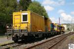 Gterwagen 3916 089-7 der STLB Austria stand am 19. April 2009 auf dem Abstellgleis beim Minerallwerk Voitlnder in Kronach. Hinter den Wagen ist der Schienenfrszug # 97 33 07 505 18-8 der Firma Linsinger zu erkennen.