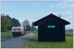 X 626.205 der Stainzerbahn am 27.4.2020 mit einem Schotterzug von Stainz nach Kraubath bei der Durchfahrt der Haltestelle Neudorf/Stainztal.