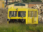 Das  Postkastl  KLX 626 152 versteckte sich am 21. Mai 2009 im Unkraut des Frachtenbahnhofs des wiener Südbahnhofs, die Trümmer im Hintergrund zeugen von den regen Abrissarbeiten des Südbahnhofs welche damals im Gange waren.  