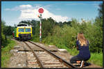 Gleisbetretungsverbot im Zuge eines Fotohaltes aufgehoben. Am Freitag den 13.Juli 2018 gab es auf der Stainzerbahn eine private Sonderfahrt im kleinen Rahmen. Im Zuge dieser Fahrt gab es auch einige Fotohalte auf der Strecke, so wie auch hier beim Deckungssignal für das ehemalige Vierschienengleis in Wohlsdorf kurz nach dem Bahnhof Preding. Der Betriebsleiter, der in diesem Fall für uns auch als Lokführer fungierte, hatte von der Draisine aus alles im Blick. Hauptmotiv in diesem Fall war das Deckungssignal und unser Zug, der mit SKL X626.205 bespannt war. Nebenmotiv zeigt meine Arbeitskollegin Meli bei ihren ersten Gehversuch, was die Eisenbahnfotografie betrifft. Am Auslöser war unser Lehrling Flo. Ich hab meine beiden Nikons am Anfang der Fahrt den beiden gegeben, und sie durften sich damit während der Fahrt austoben, und sie haben es teilweise sehr gut gemacht. ;-) 

Foto mit freundlicher Genehmigung © Florian Grabenwarter.
