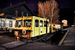 X 626 109, der Gailtalbahn Betriebs GmbH, steht mit seinen beiden Arbeitswägen, bei einem sternenklaren Himmel, im Bahnhof Kötschaach-Mauthen.