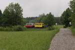 Bei Maria Elend fahren am verregneten 15.5.2026 die zwei Schwerkleinwagen X626.182 und X626.165 auf der Rosentalbahn von Rosenbach nach Weizelsdorf.