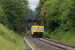 Kurz hinter dem Bahnhof Feistritz im Rosental beim Einfahrsignal des Bahnhofs fahren am 15.5.2026 die beiden Schwerkleinwagen X626.182 und X626.165 von Weizelsdorf nach Rosenbach.